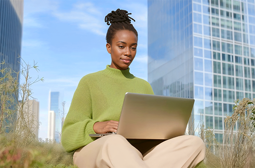 Woman laptop skyscraper 508×335